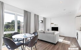 Modern 1 Bedroom Apartment With Parking In Colindale, London